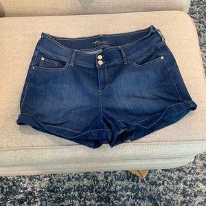 Thalia denim shorts size 16